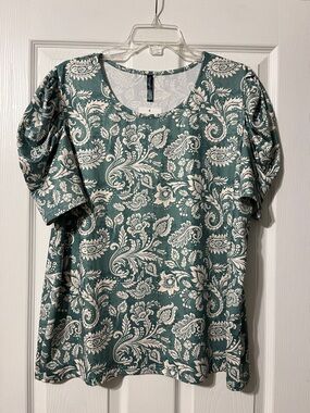 Women’s Green Paisley Scoop Neck Top